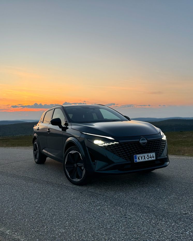 Qashqai with sunset.JPG