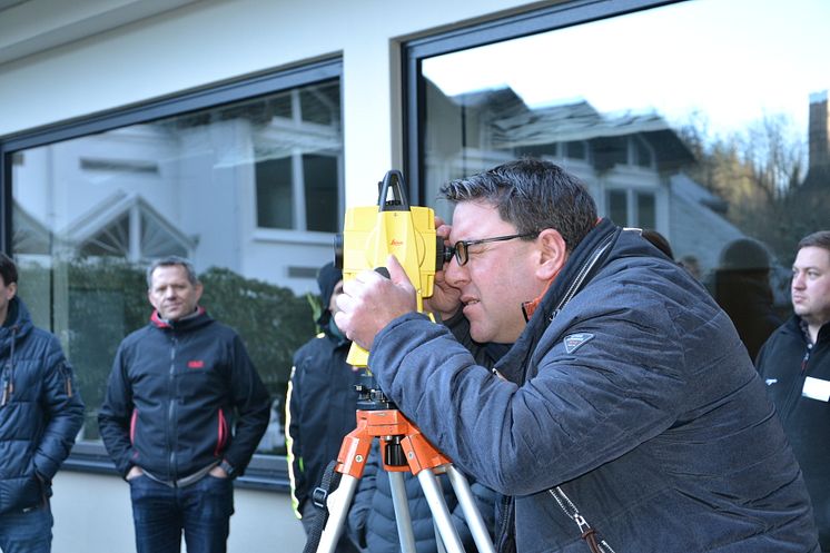 Präzise Daten für die Planung: Beim Präsenzmodul der Weiterbildung erläutert Christoph Rohs den praktischen Einsatz digitaler Messtechnik im Holzbau.