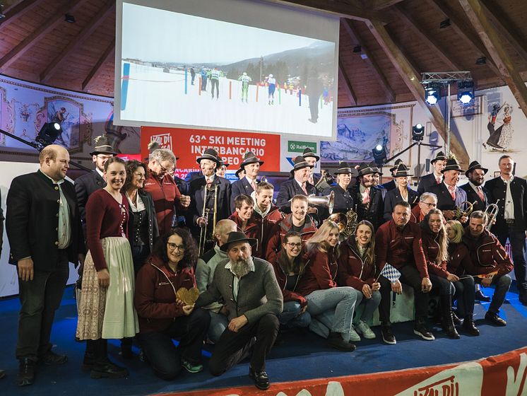 Gruppenfoto Interbancario Staffeluebergabe.jpg