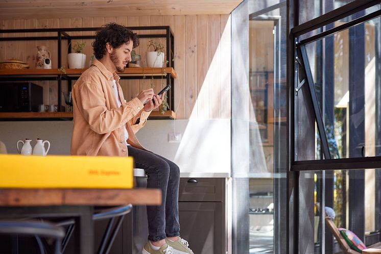 customer-smartphone-dhl-express.jpg