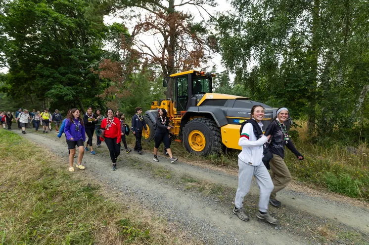 Volvo L120 Electric och scouter som deltog på scoutlägret Jamboree26 i Kristianstad.