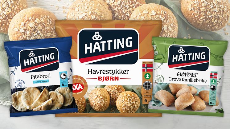 Tre poser med Hatting-rundstykker på en rundstykkebakgrunn 