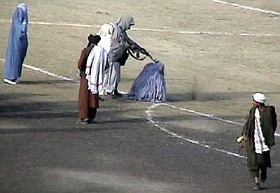 Avrättning Dödsstraff Taliban_execute_Zarmeena_in_Kabul_in1999_RAWA.jpg