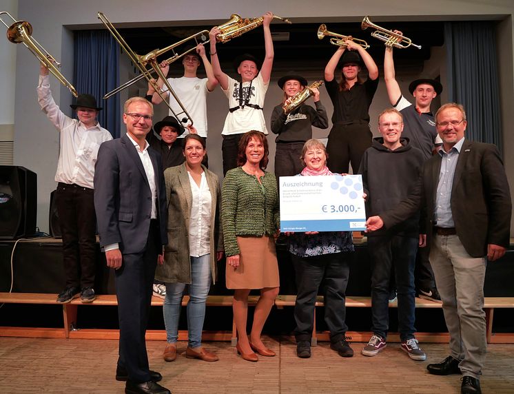 HanseWerk Schulmusikpreis 2024_Guido Wendt Jeanette van Beek Stephanie Ladwig Birthe Ley-Thöming Björn Groth Sven Gritto (v.l.n.r.)  Schülerinnen der BigBand (c) SHM.JPG
