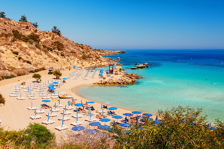 Vackert landskap nära Nissi beach och Cavo Greco i Ayia Napa, Cypern island, Medelhavet. Fantastiska blå gröna havet och solig dag. Foto iStockphoto.jpg