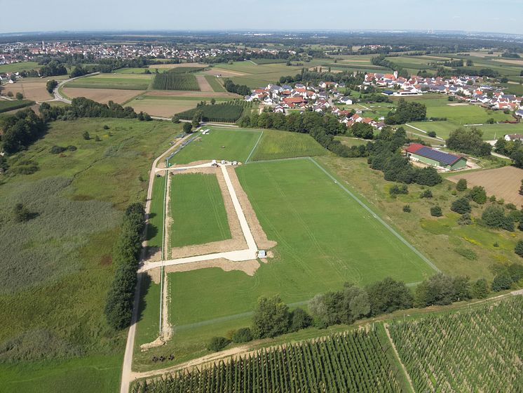 14.000 PV-Module auf ehemaligen Kiesabbau: Bei Engelbrechtsmünster baut die Bayernwerk Natur derzeit einen 6,3 Megawatt stark