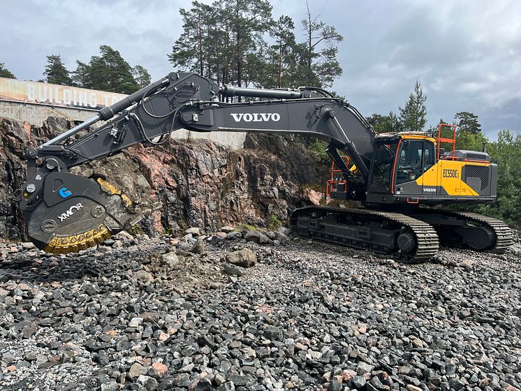 Volvo EC550E och XMOR-skopan - de första spadtagen