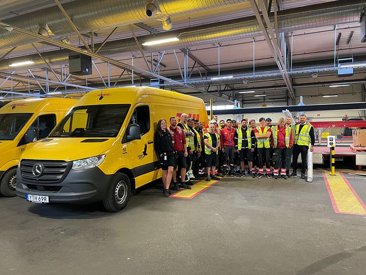 Falkenklevs team vid leveransen av den nya ellastbilen.jpg