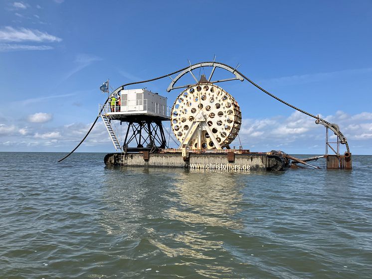 Nessie_verlegt_das_Seekabel_bei_Hochwasser.jpeg