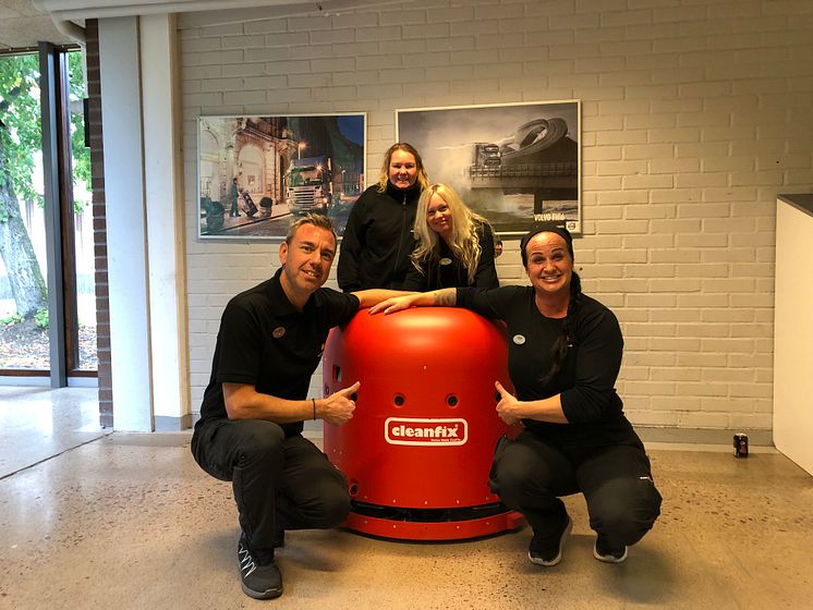 Städrobot med personal 2.JPG
