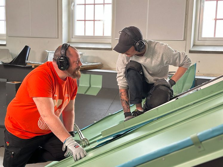 Plåtslagarelev under utbildning på Plåt & Ventbyråns Branschskola