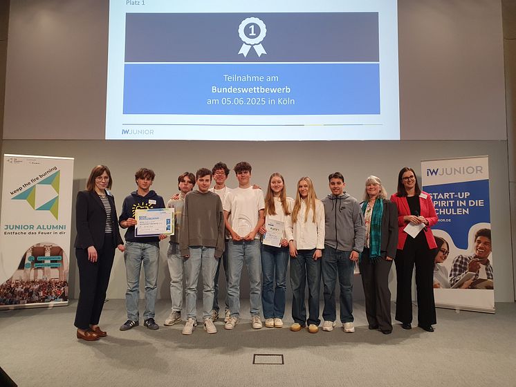 Hamburg Gewinnerteam IW JUNIOR Landeswettbewerb der Schülerfirmen.jpg
