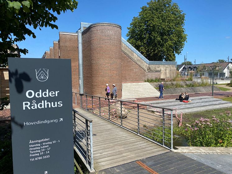 Rådhus med skilt.jpg