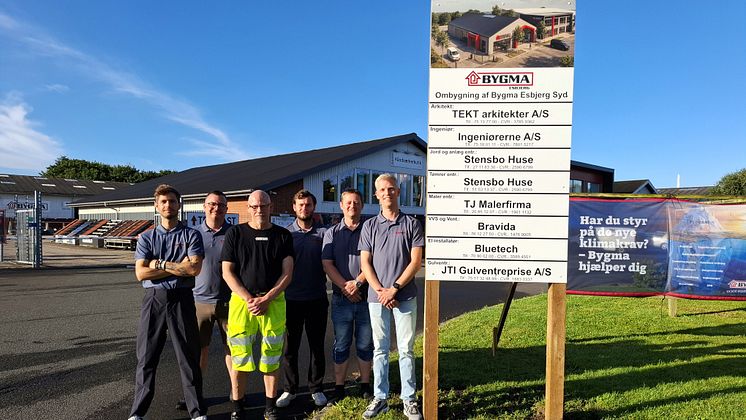 Bygma Esbjerg Syd bliver ombygget, medarbejdere foran Bygma