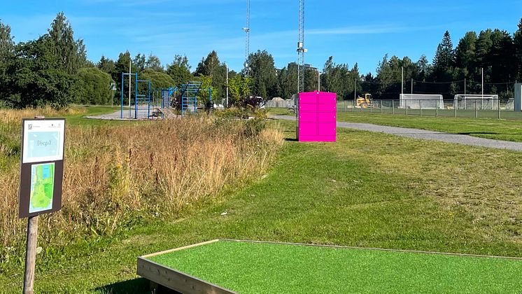  Översiktsbild av Pifflbox på Campus Umeå, med närliggande utegym, discgolfbana och fotbollsplaner i bakgrunden.