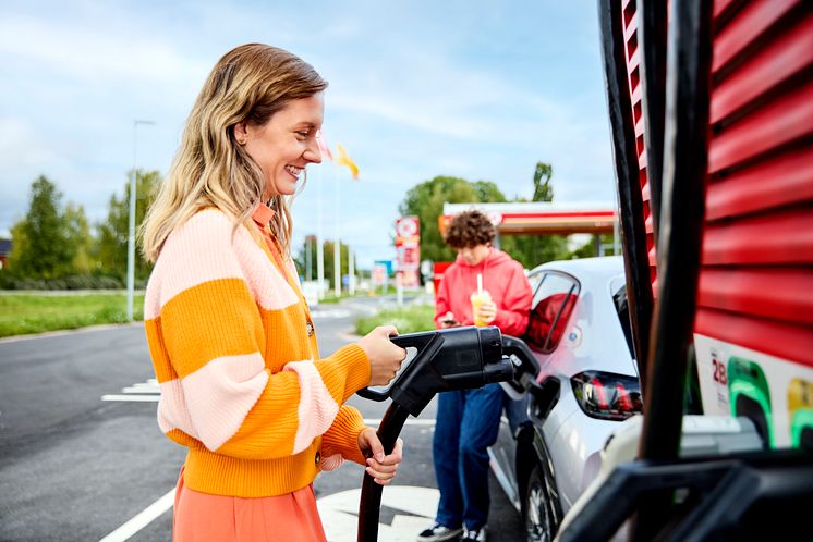 Elbilsägare på Circle K.jpg