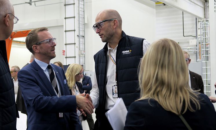 Andreas Carlson, Sveriges infrastrukturminister och Martin Wänblom, vd för GKN Aerospace Sverige.jpg