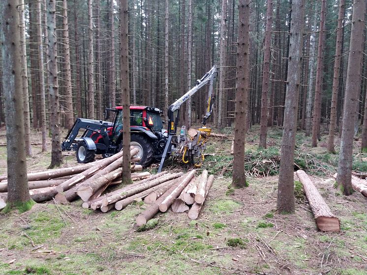 Valtra med skördaraggregat - Olsson Parts.jpg