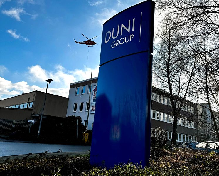 Duni GmbH_Helikopter bringt Hallenlüftung  0 quer.jpg