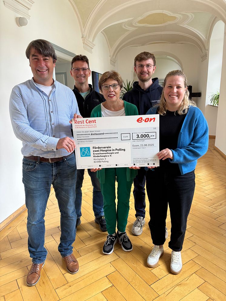 Mit einer Spende unterstützt der Hilfsfonds Rest Cent der Mitarbeitenden des E.ON-Konzerns den Förderverein zwei Hospize