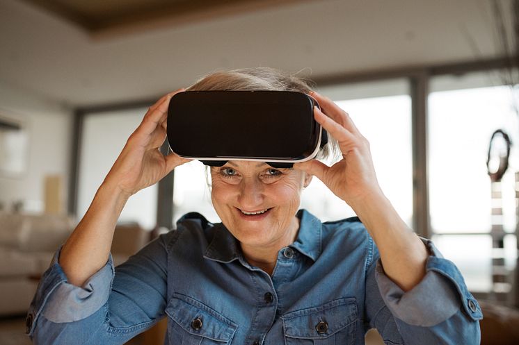 Senior VR-goggles.jpg