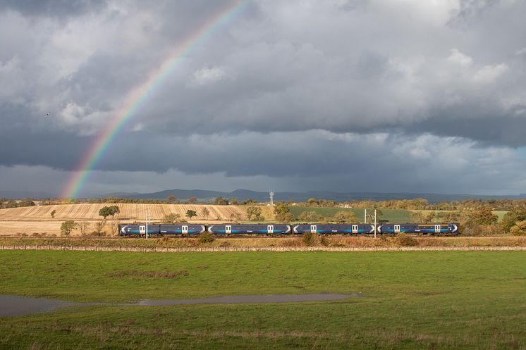 2021_385_Andrew Shenton_Hitachi 385123 Philpstoun - Rainbow-3.jpg