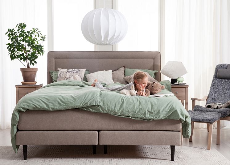 Elegans kontinental 180 bm ben mörkbrun ek gavel slät ram scala beige modell miljö 2024 2.jpg