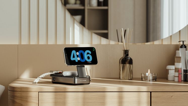 Roam_Wireless_Powerbank_Blue_Screen_On_Dressing_Table_lifestyle_Image_Wide.jpg