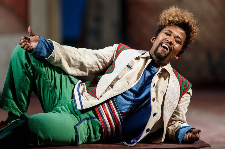 Luthando Qave som Figaro i Barberaren i Sevilla (2018)