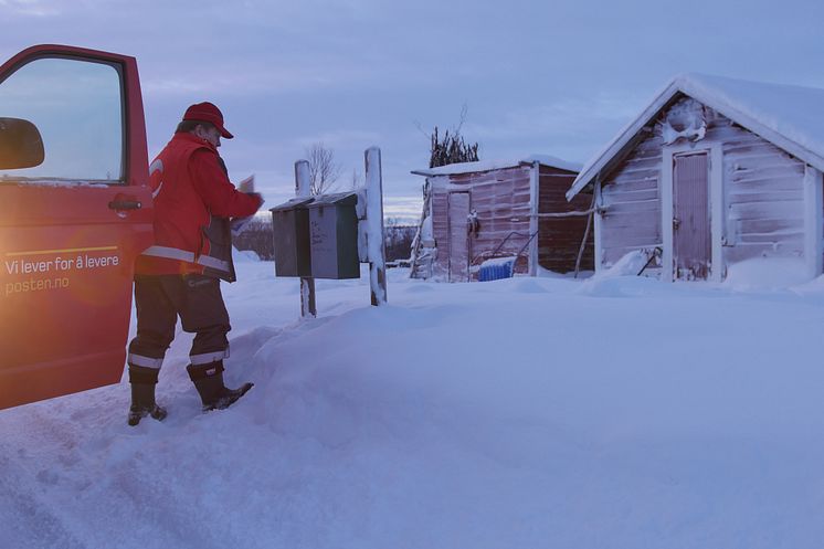 Posten leverer pakker og brev over hele landet fem dager i uka - slik Ole Hætta i Kautokeino gjør her. I fremtiden kan behovet gjøre at det blir færre omdelingsdager. Foto: Tore Oksnes