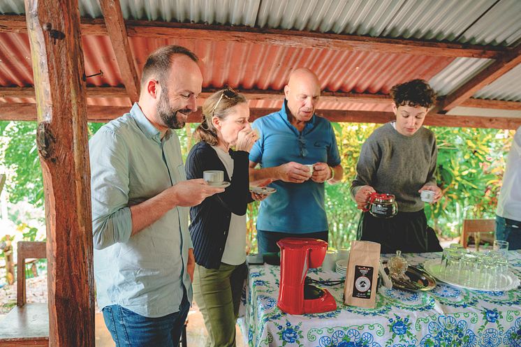 Christoph Hornberger (l.) und Lena Pohl (r. außen) von dmBio besuchten die Kaffeproduktion des Café de Perú