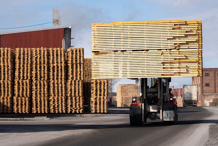 Truck kör virkespaket