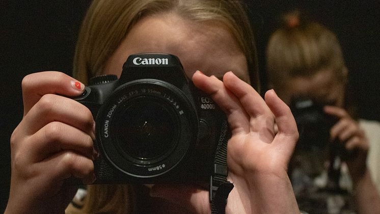 Bilde fra Canon YPP Holmlia i 2023 med tittel kamera i fokus. Foto Emilie 12 aar.jpg