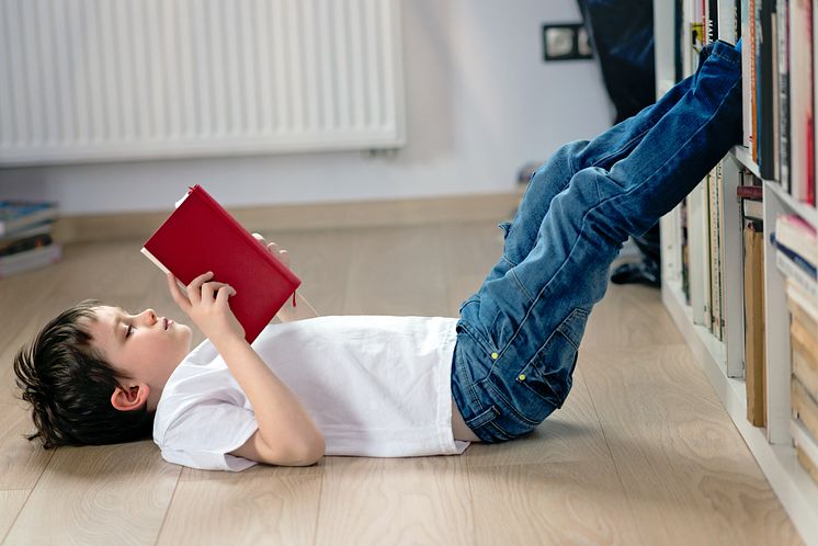 NPF-öppet - Barn ligger på golvet med bok 300 dpi Foto plantic bigstock-Little-Boy-Child-Reading-A-Boo-120301094.jpg