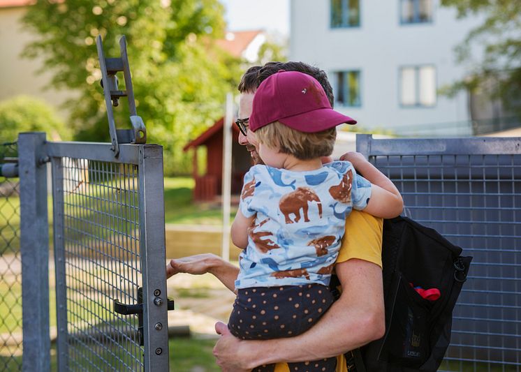 Pappa vid förskolegrind
