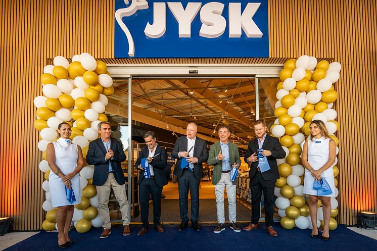 Franchise Director in JYSK Frederik Kroun in the middle cutting the ribbon.jpg