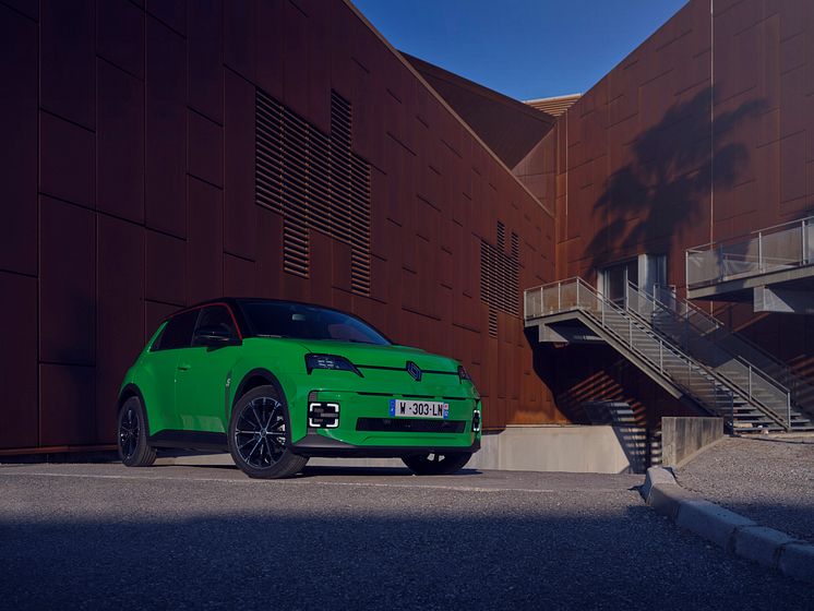 Renault 5 E-Tech electric - techno version - Pop Green!.jpg