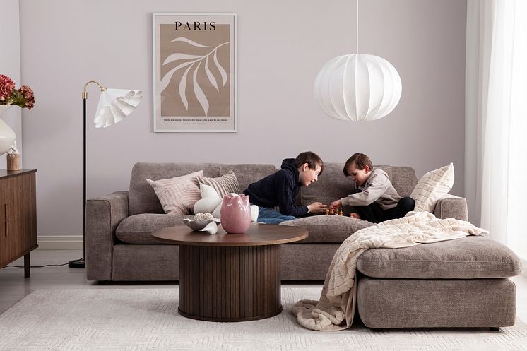 Magasin soffa 3-sits XL och fotpall  Imagine Me Stone grey modell miljö 2024 1.jpg