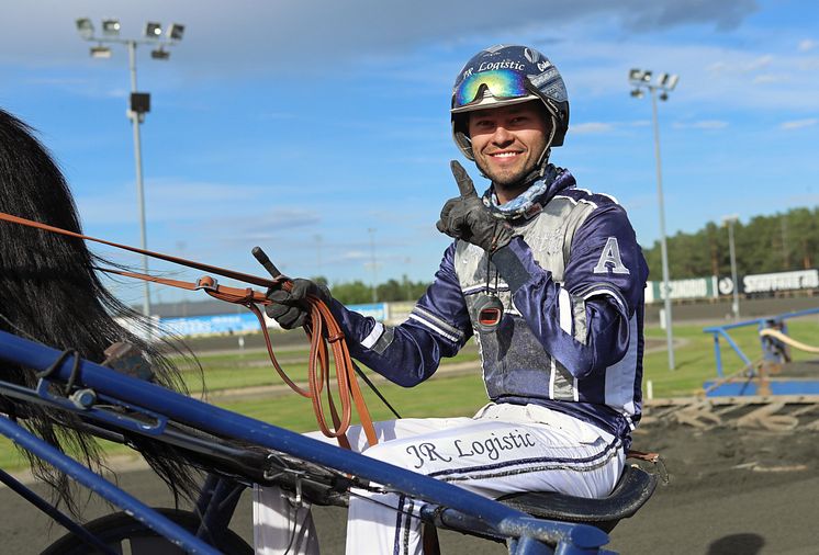 Oskar J Andersson Foto Mia Nilsson.jpg