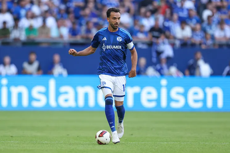Kenan Karaman mit Kapitänsbinde führt den Ball eng am Fuß.