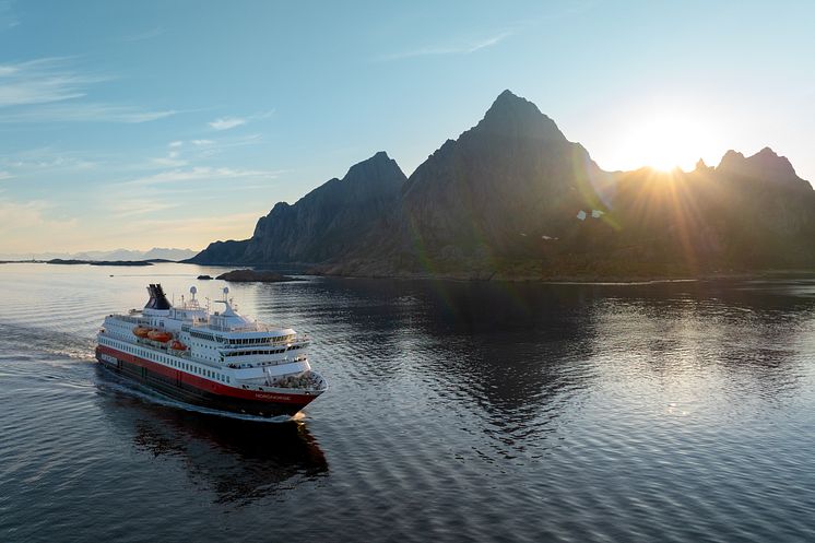 MS_Nordnorge_sailing_at_sunset_HGR_168528_Photo_Espen_Mills_Hurtigruten.jpg