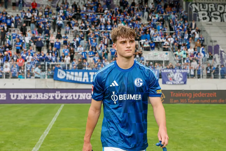 Dylan Leonard geht nach Abpfiff eines Spiels über den Rasen.