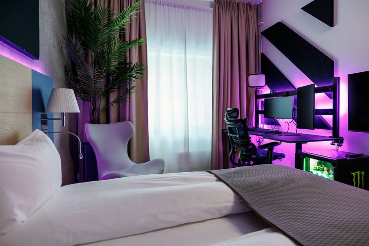 chair-bed-desk-gaming-room-quality-hotel-expo (1).jpg