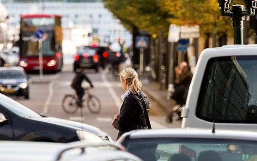 Kvinna i trafikerad stad.