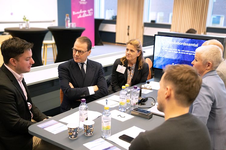 Prins Daniel och studenten Addilh Skarhed.jpg