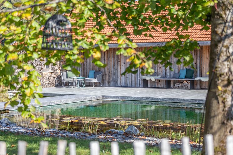 Natur pur: Schwimmdeck aus Kebony