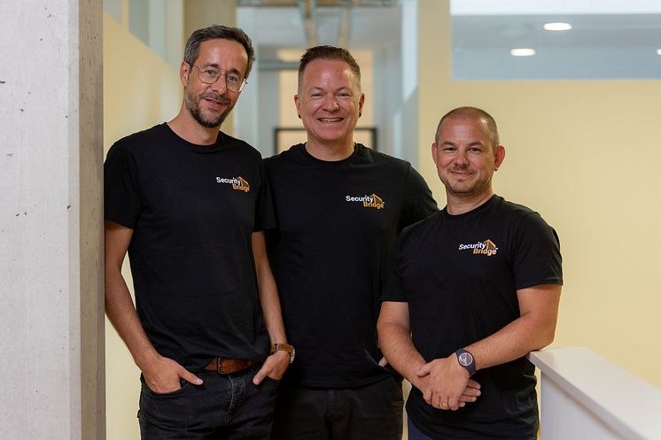 Die Firmengründer Christoph Nagy (l) und Ivan Mans (r.) mit Advisory Board Member Markus Schumacher. Bild Securitybridge.jpg