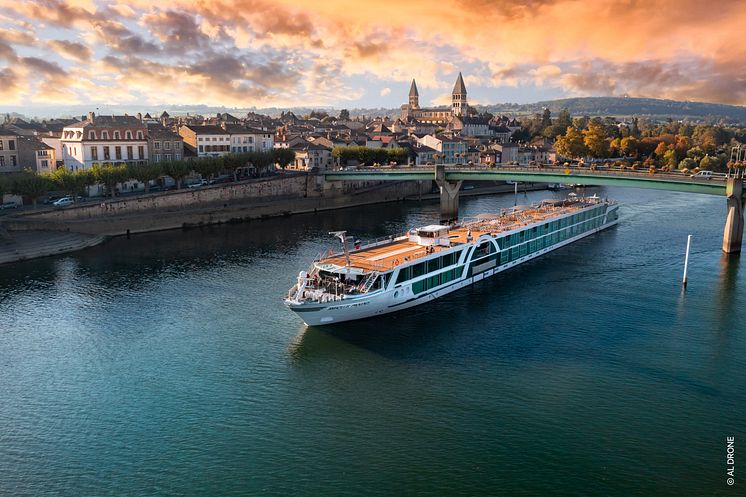 lueftner-cruises_amadeus-provence_outside-view_tournus_al-drone.jpg