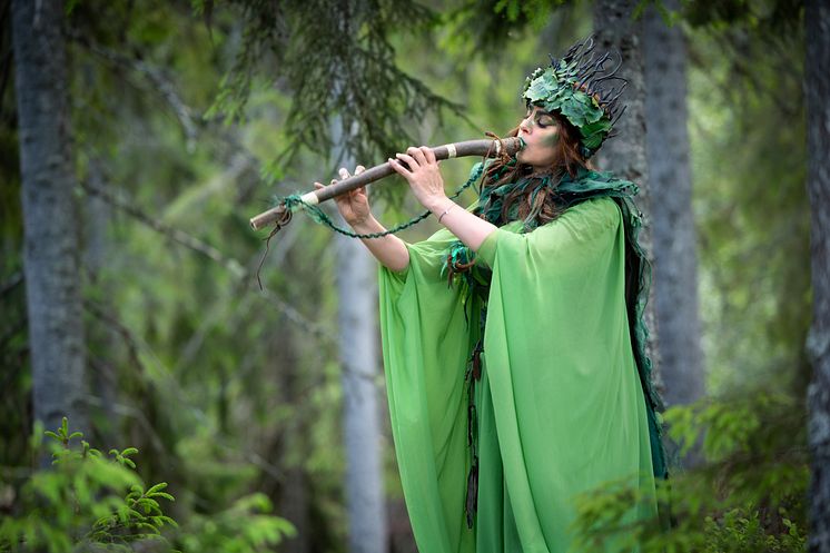 Naturia spelar på sin trädflöjt i Förtrollade skogen