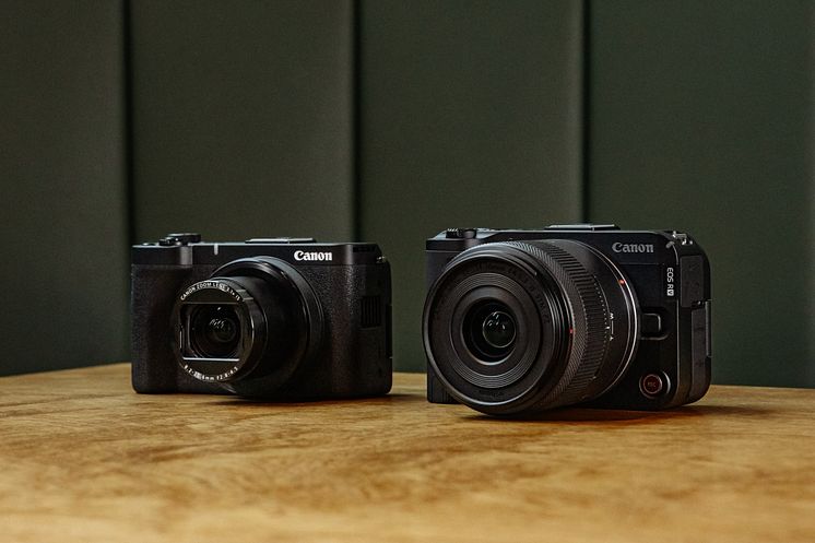 Canon RFS14-30mmF4-6_3ISSTMPZ_Ambient_Two_Cameras_On_Wood_Surface_Side_622998.jpg